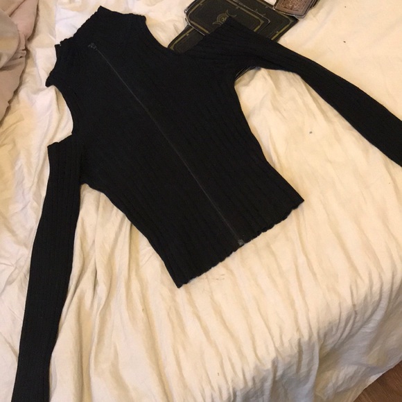 Shoulder cut out trendy black sweater - Picture 2 of 2